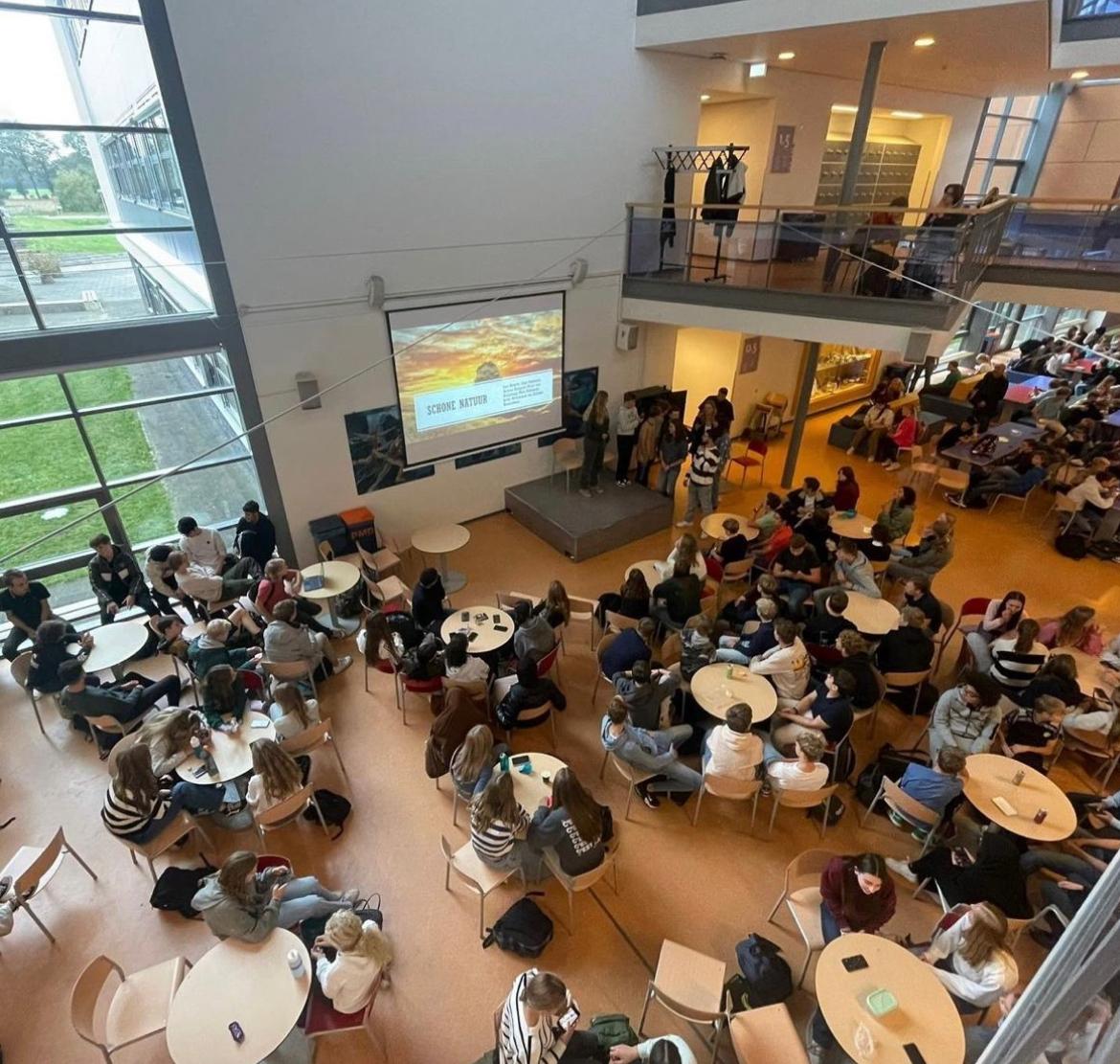 Bijeenkomst met deelnemers aan een Young Leaders-training